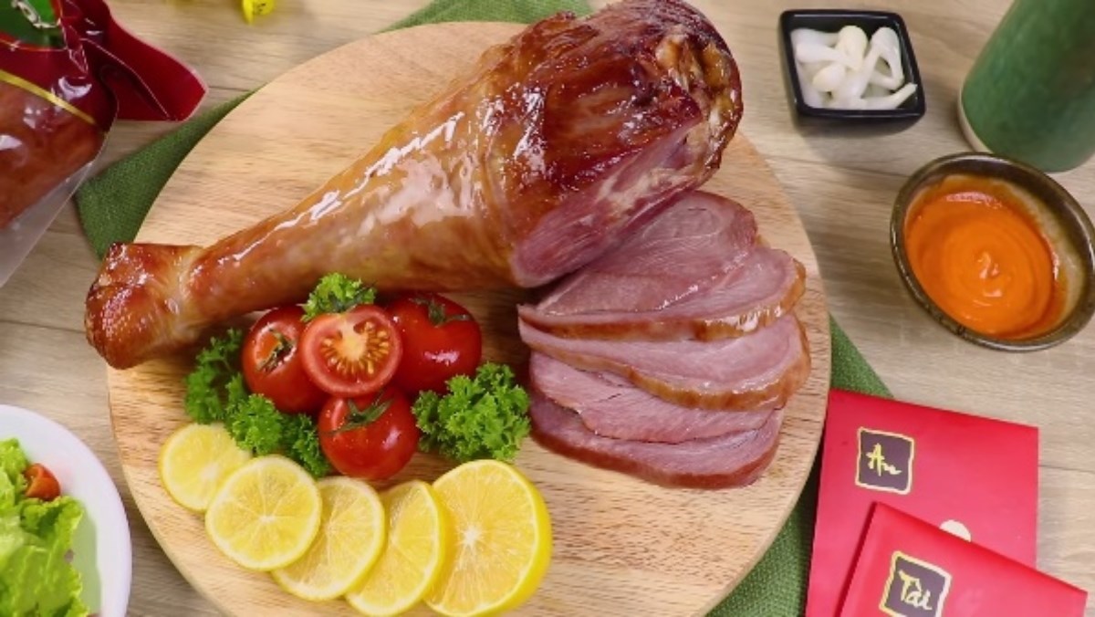 Đùi gà tây xông khói áp chảo cuốn bánh tráng
